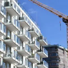 Nowoczesne balkony i żuraw budowlany. Marzysz o własnym M? Pomoc w kupnie mieszkania jest bliżej niż myślisz.